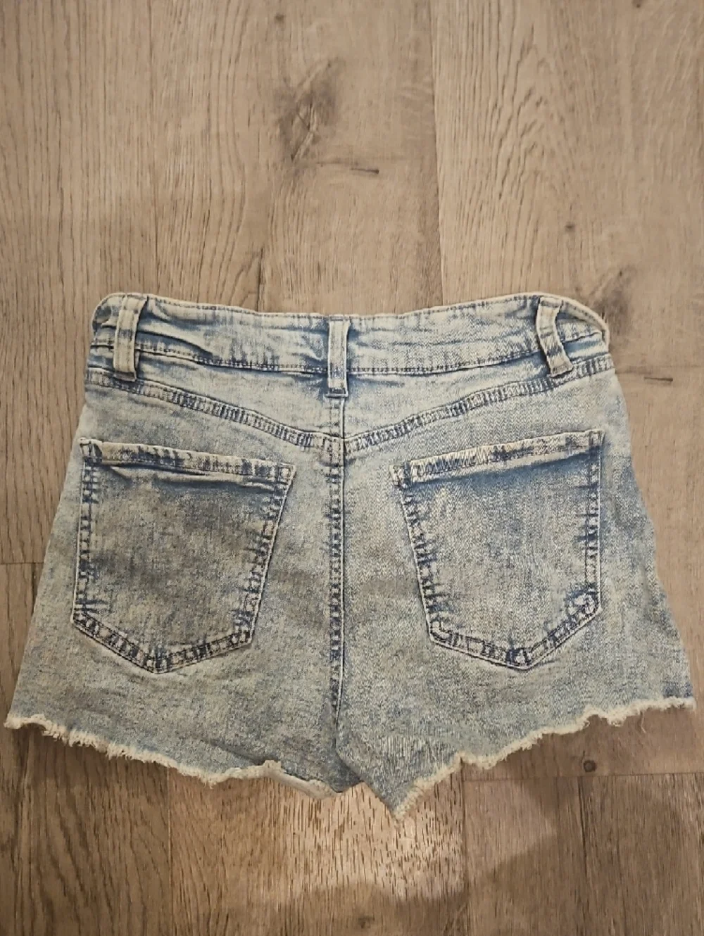 refuge Light Acid Wash Denim Shortie Shorts - Picture 3 of 3